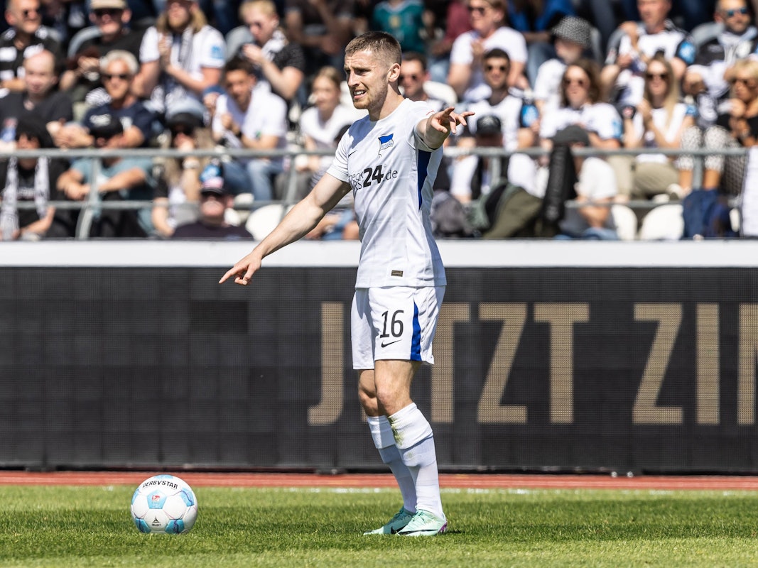 Jonjoe Kenny am Ball bei einem Auswärtsspiel von Hertha BSC.