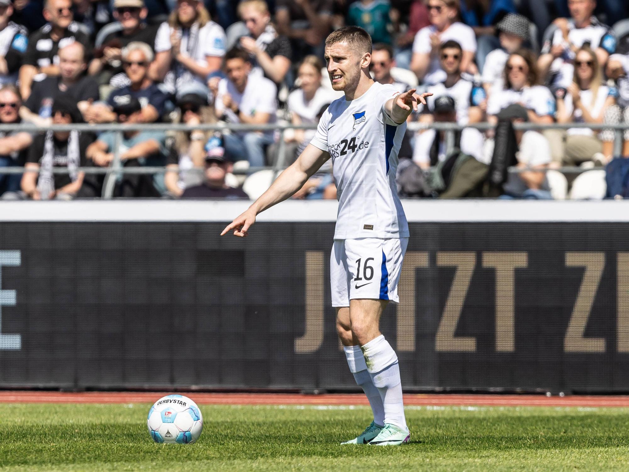 Jonjoe Kenny am Ball bei einem Auswärtsspiel von Hertha BSC.