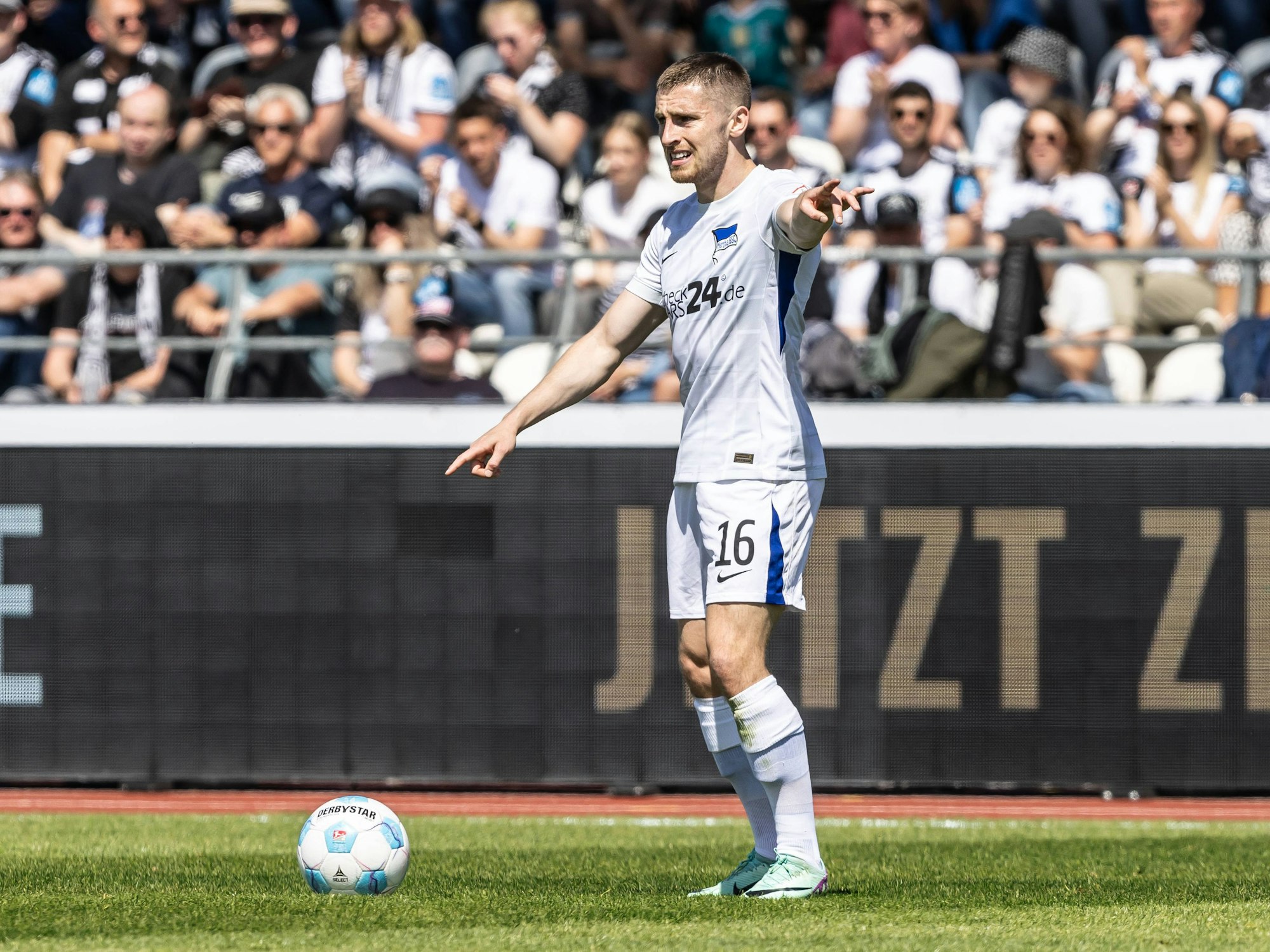 Jonjoe Kenny am Ball bei einem Auswärtsspiel von Hertha BSC.