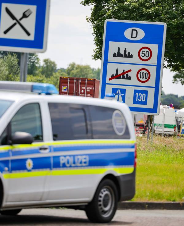 An der Grenze zu den Niederlanden auf der A3 in Emmerich kontrolliert die Bundespolizei den Einreiseverkehr.