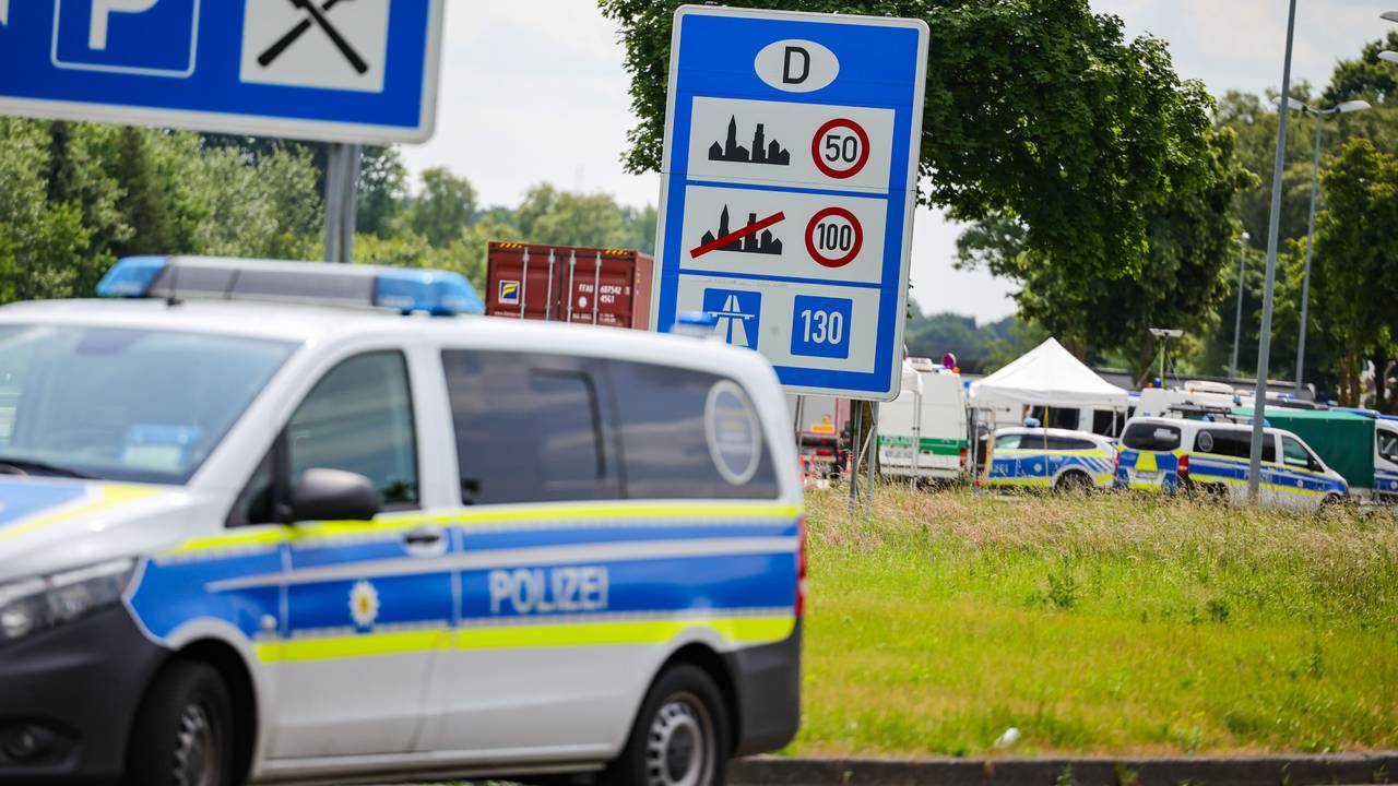 An der Grenze zu den Niederlanden auf der A3 in Emmerich kontrolliert die Bundespolizei den Einreiseverkehr.