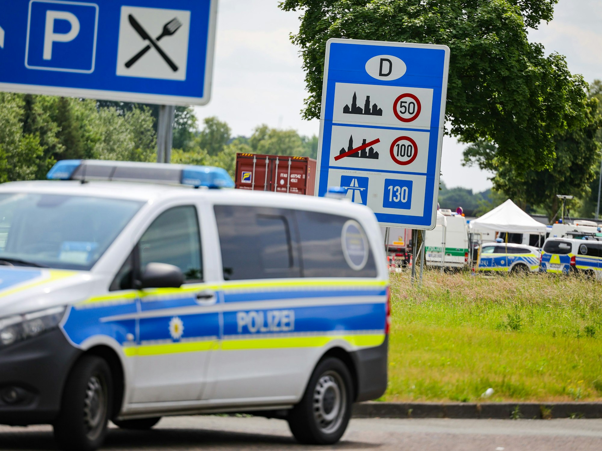 An der Grenze zu den Niederlanden auf der A3 in Emmerich kontrolliert die Bundespolizei den Einreiseverkehr.