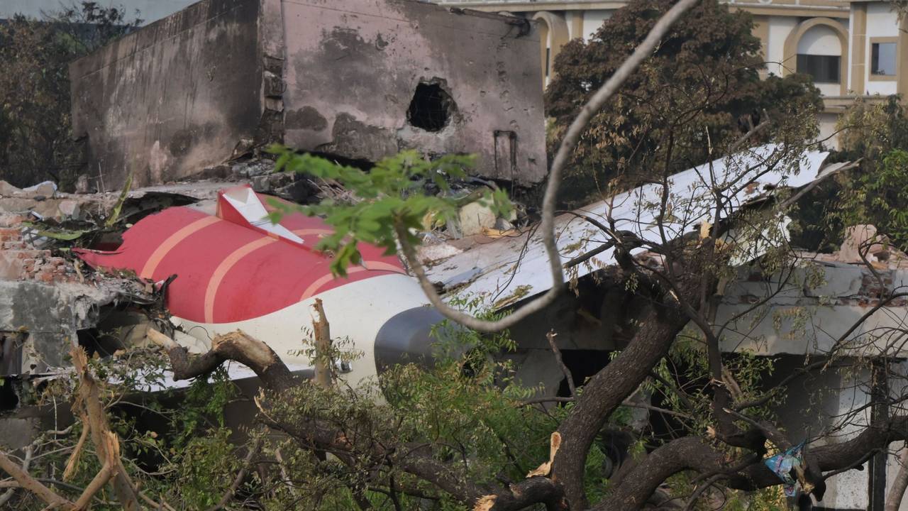 Teile der Boeing am Absturzort in Indien
