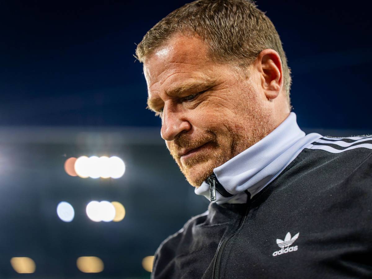 Max Eberl schaut enttäuscht auf den Boden.