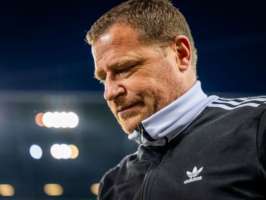 Max Eberl schaut enttäuscht auf den Boden.