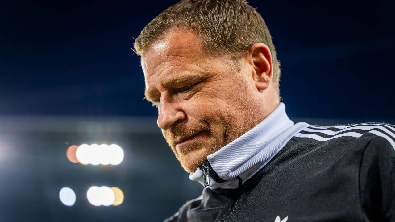 Max Eberl schaut enttäuscht auf den Boden.