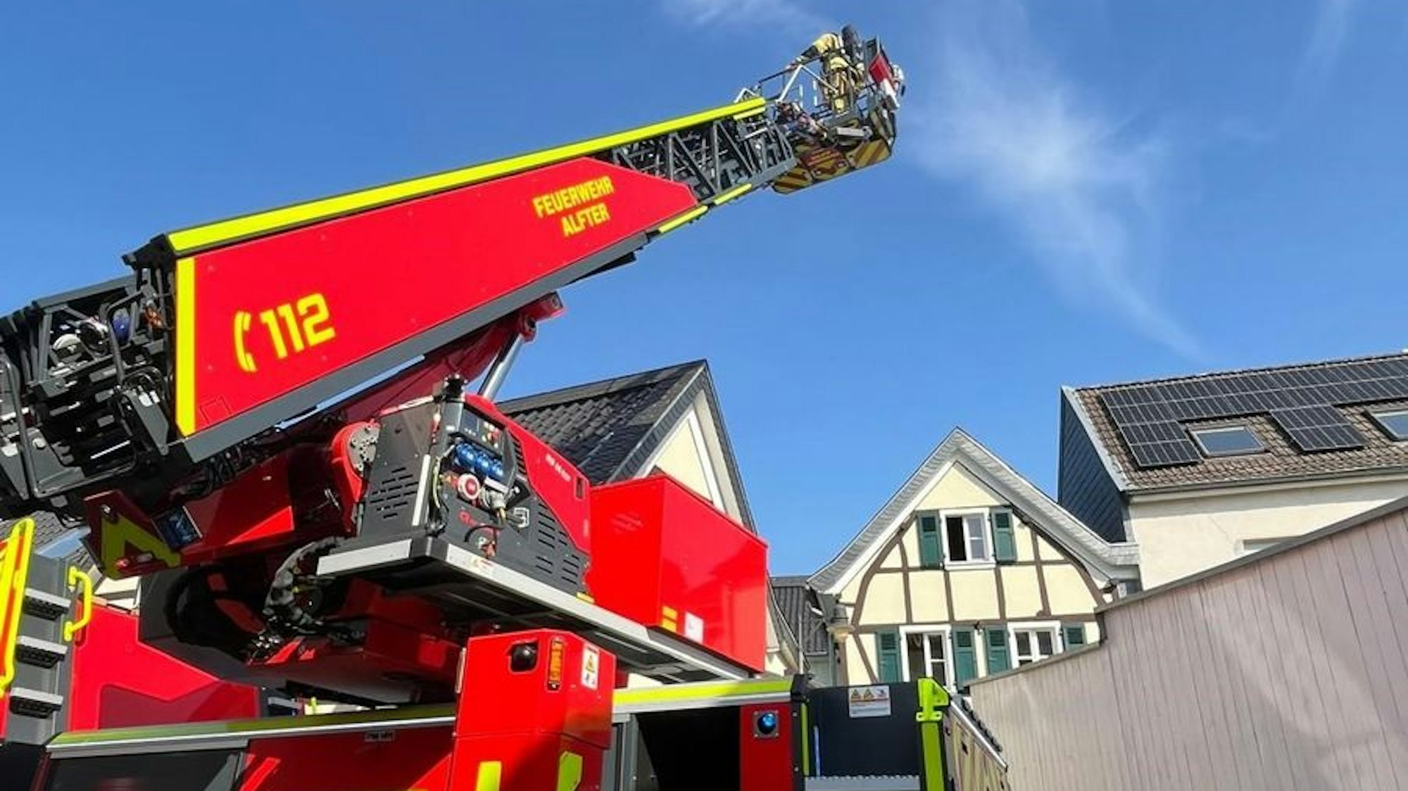 Feuerwehreinsatz bei einem Brand in einem Fachwerkhaus in Alfter