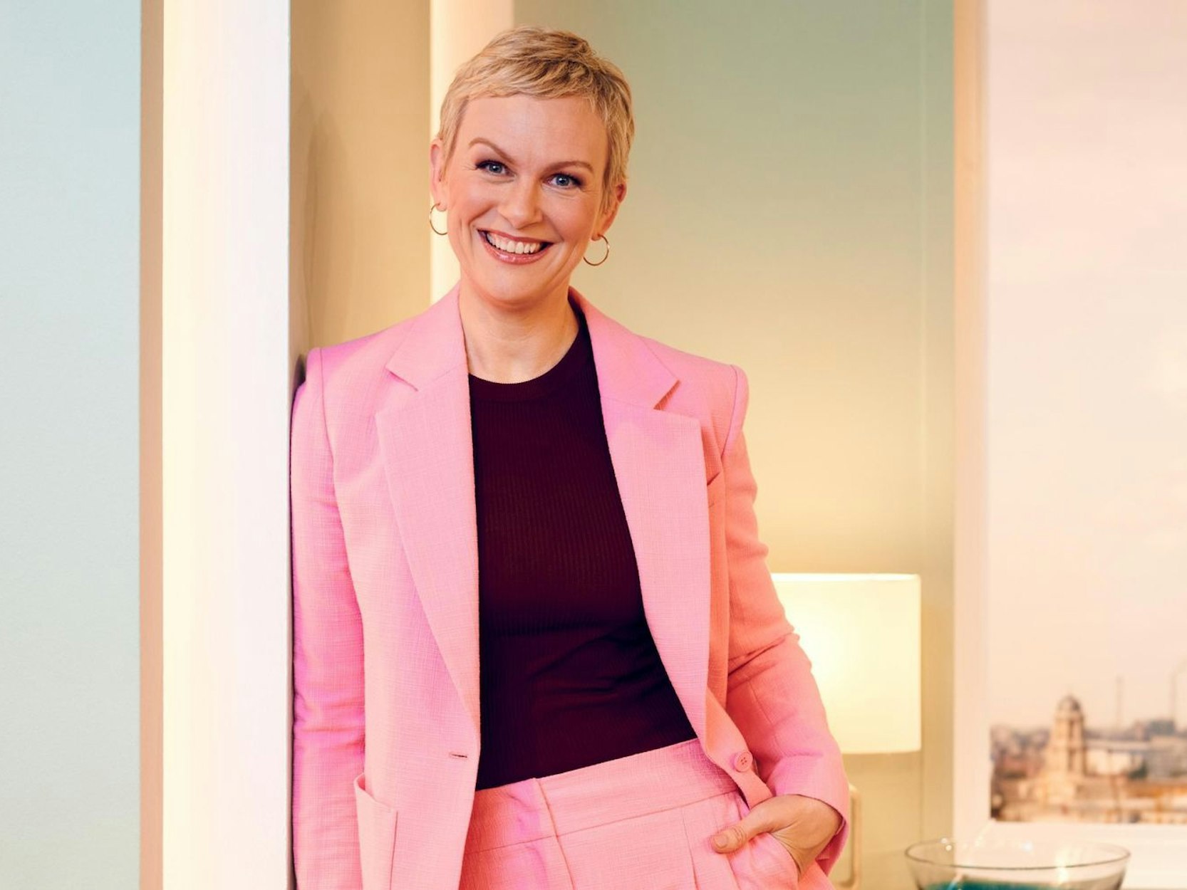Karen Heinrichs moderiert seit 2007 das SAT.1-„Frühstücksfernsehen“. Dabei ging nicht immer alles glatt. (Bild: SAT.1 / Christoph Köstlin)