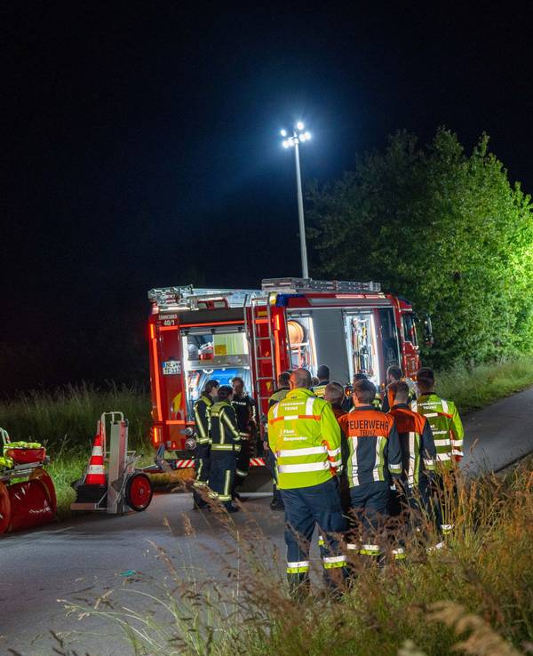 Rettungskräfte sind an einer Unfallstelle im Einsatz. Bei einem Unfall mit einem Golfkart in Bayern sind zwei Jugendliche gestorben. Vier weitere Personen wurden verletzt, wie die Polizei mitteilte.