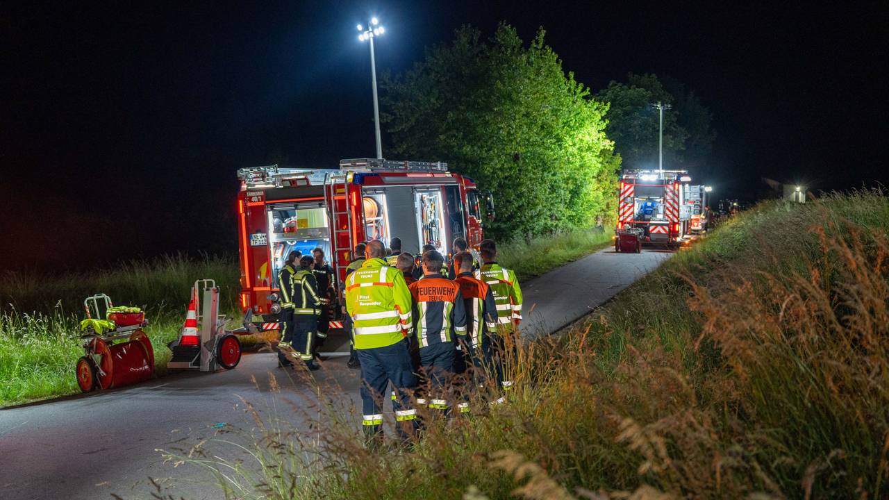 Rettungskräfte sind an einer Unfallstelle im Einsatz. Bei einem Unfall mit einem Golfkart in Bayern sind zwei Jugendliche gestorben. Vier weitere Personen wurden verletzt, wie die Polizei mitteilte.
