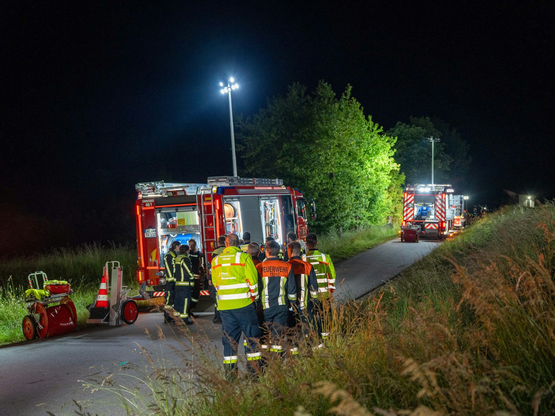 Rettungskräfte sind an einer Unfallstelle im Einsatz. Bei einem Unfall mit einem Golfkart in Bayern sind zwei Jugendliche gestorben. Vier weitere Personen wurden verletzt, wie die Polizei mitteilte.