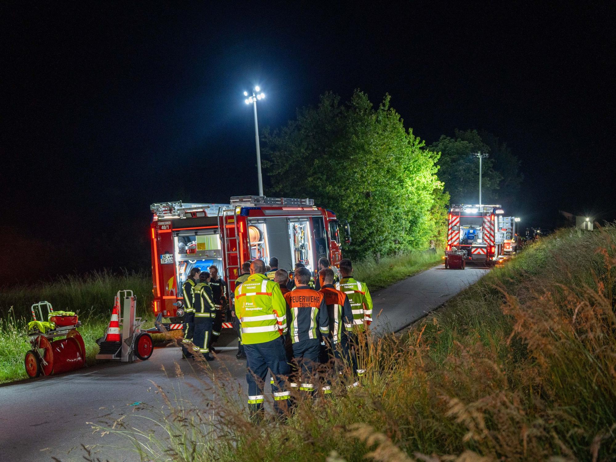 Rettungskräfte sind an einer Unfallstelle im Einsatz. Bei einem Unfall mit einem Golfkart in Bayern sind zwei Jugendliche gestorben. Vier weitere Personen wurden verletzt, wie die Polizei mitteilte.