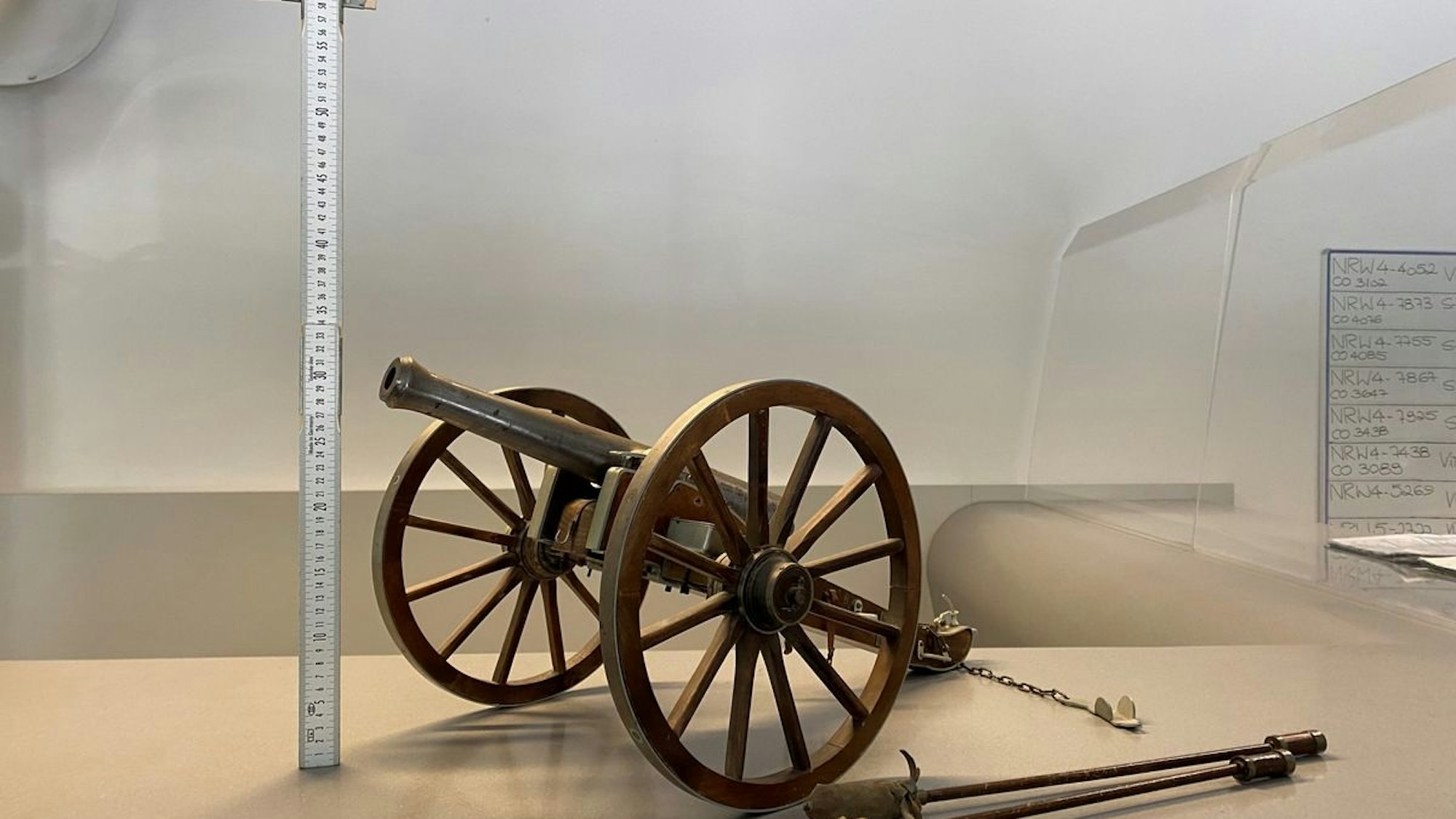 Mini-Kanone, die vom Sohn eines 87-jährigen Bochumers bei der Polizei abgegeben wurde. Das nur 30 Zentimeter hohe, aber voll funktionsfähige Gerät soll nun vernichtet werden.