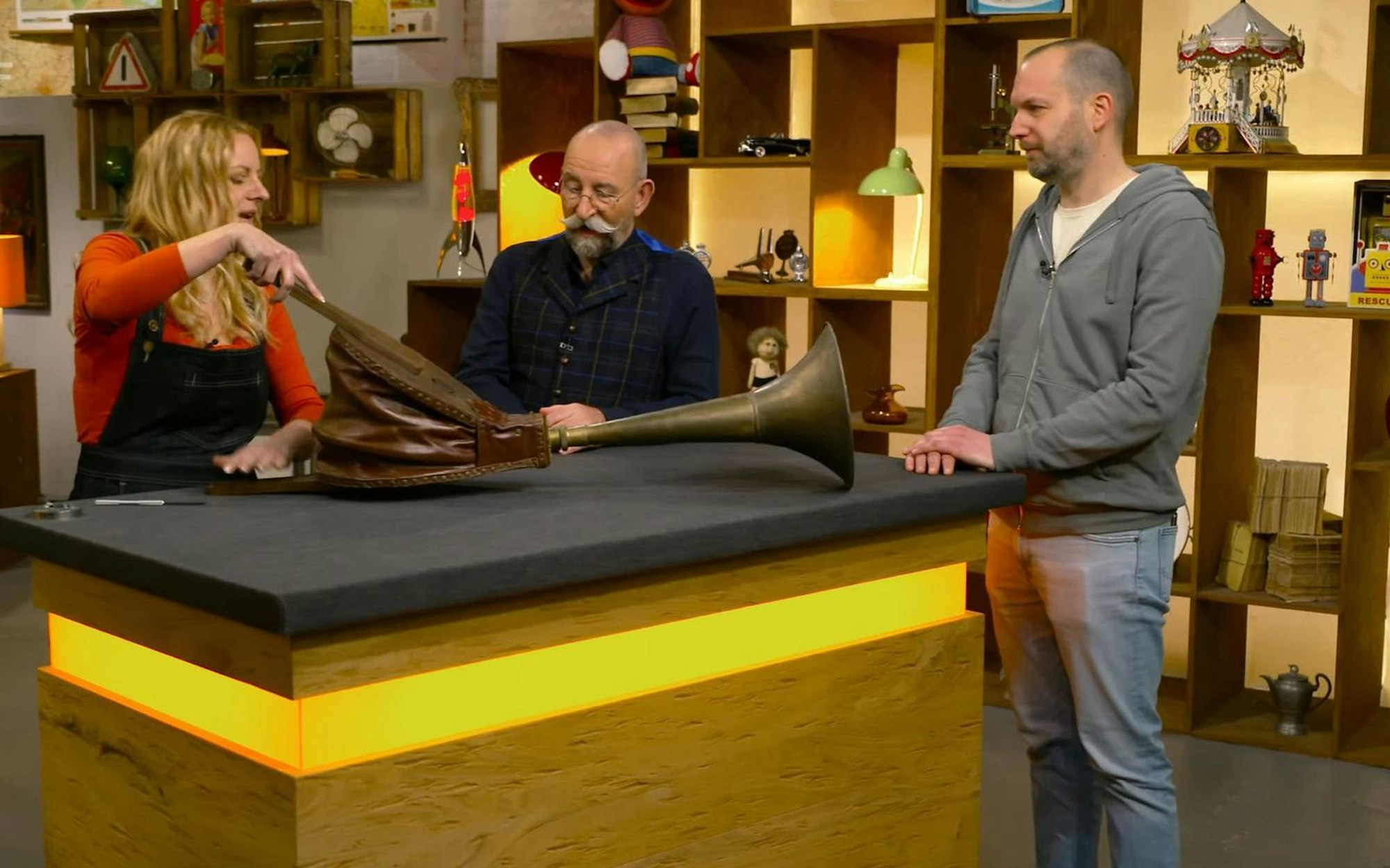 Da es bei seinen Eltern nur als Deko rumstand, wollte Verkäufer Dennis bei „Bares für Rares“ sein Messing-Horn in Geld verwandeln. (Bild: ZDF)