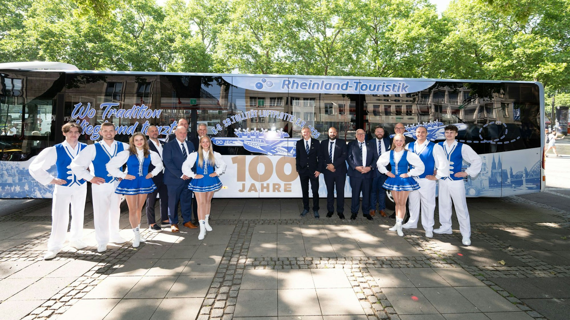 Der Vorstand der KG Luftflotte steht vor dem Jubiläums-Bus.