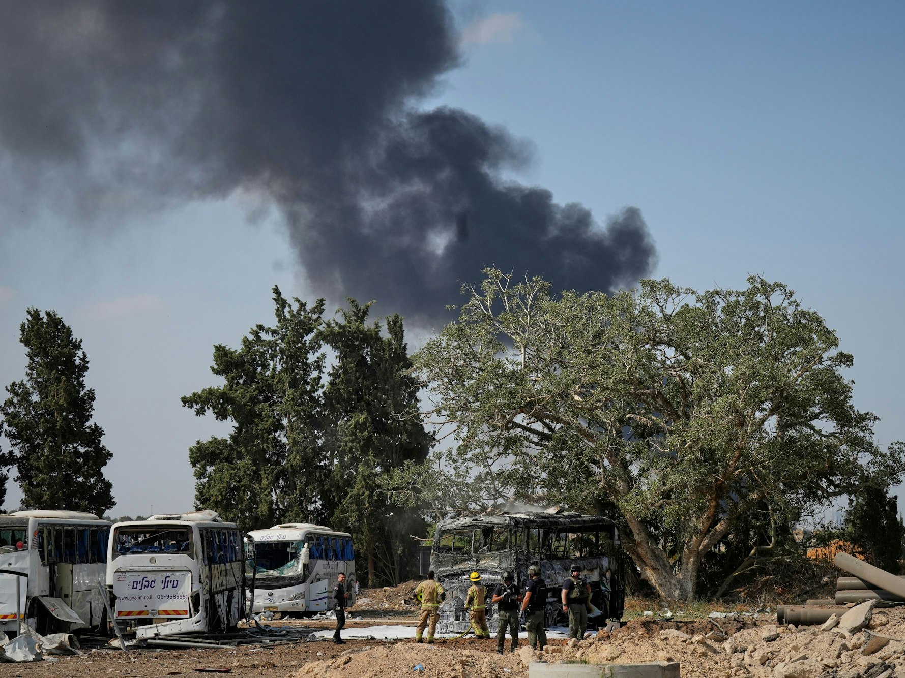 Israelische Sicherheitskräfte inspizieren in Zentralisrael eine Stelle, die von einer aus dem Iran abgefeuerten Rakete getroffen wurde.