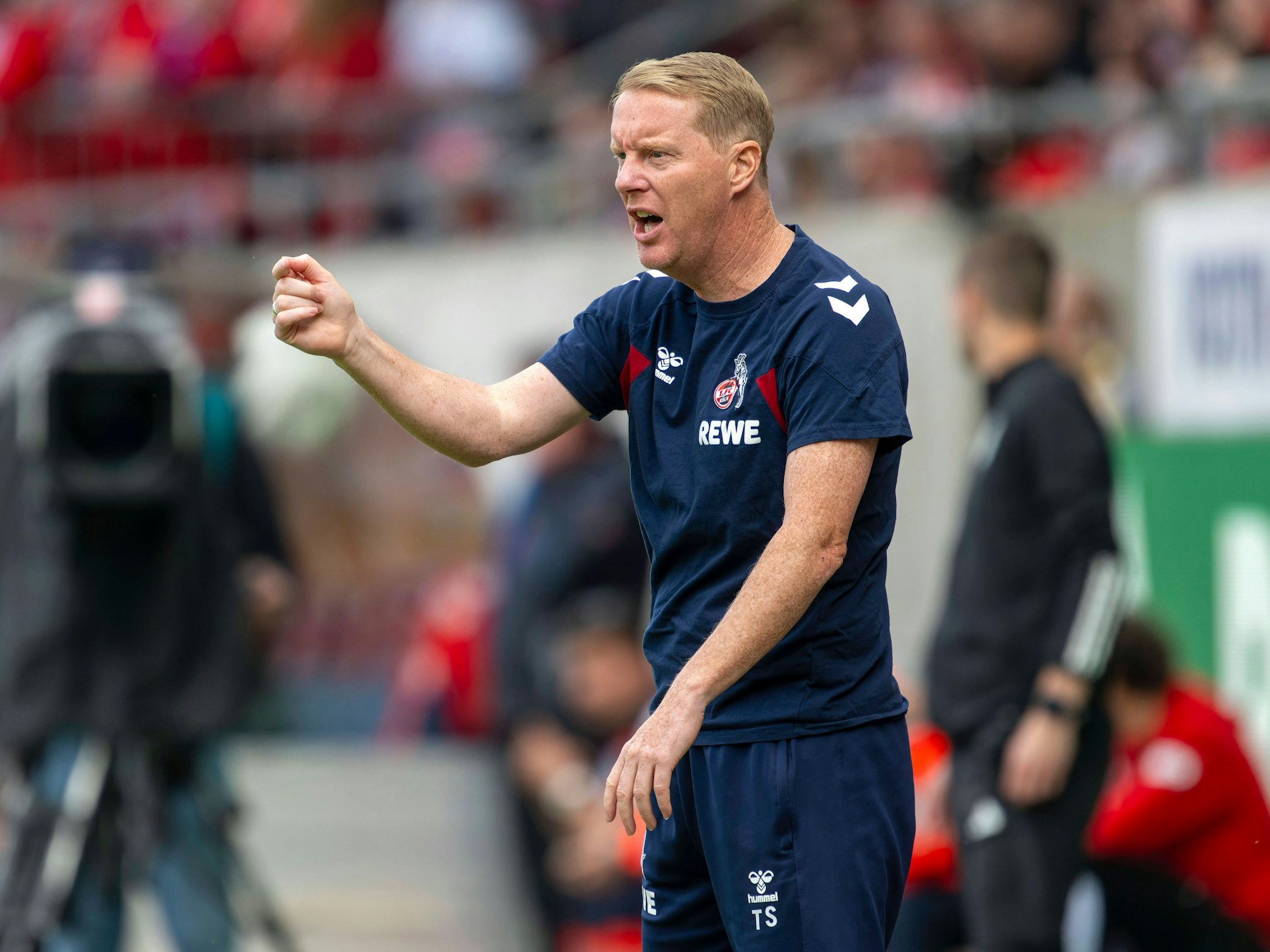 Timo Schultz an der Seitenlinie gegen den FC Heidenheim.