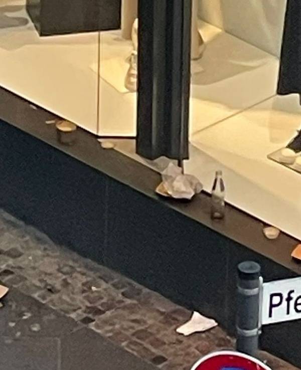 Die Fensterbank eines Bekleidungsgeschäftes an der Pfeilstraße ist voller Müll.