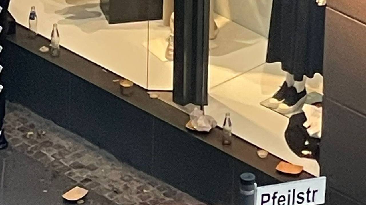 Die Fensterbank eines Bekleidungsgeschäftes an der Pfeilstraße ist voller Müll.