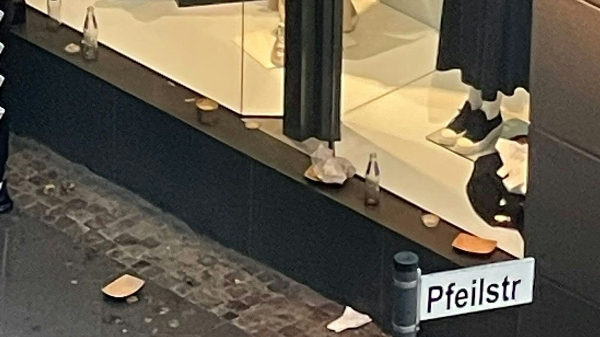 Die Fensterbank eines Bekleidungsgeschäftes an der Pfeilstraße ist voller Müll.