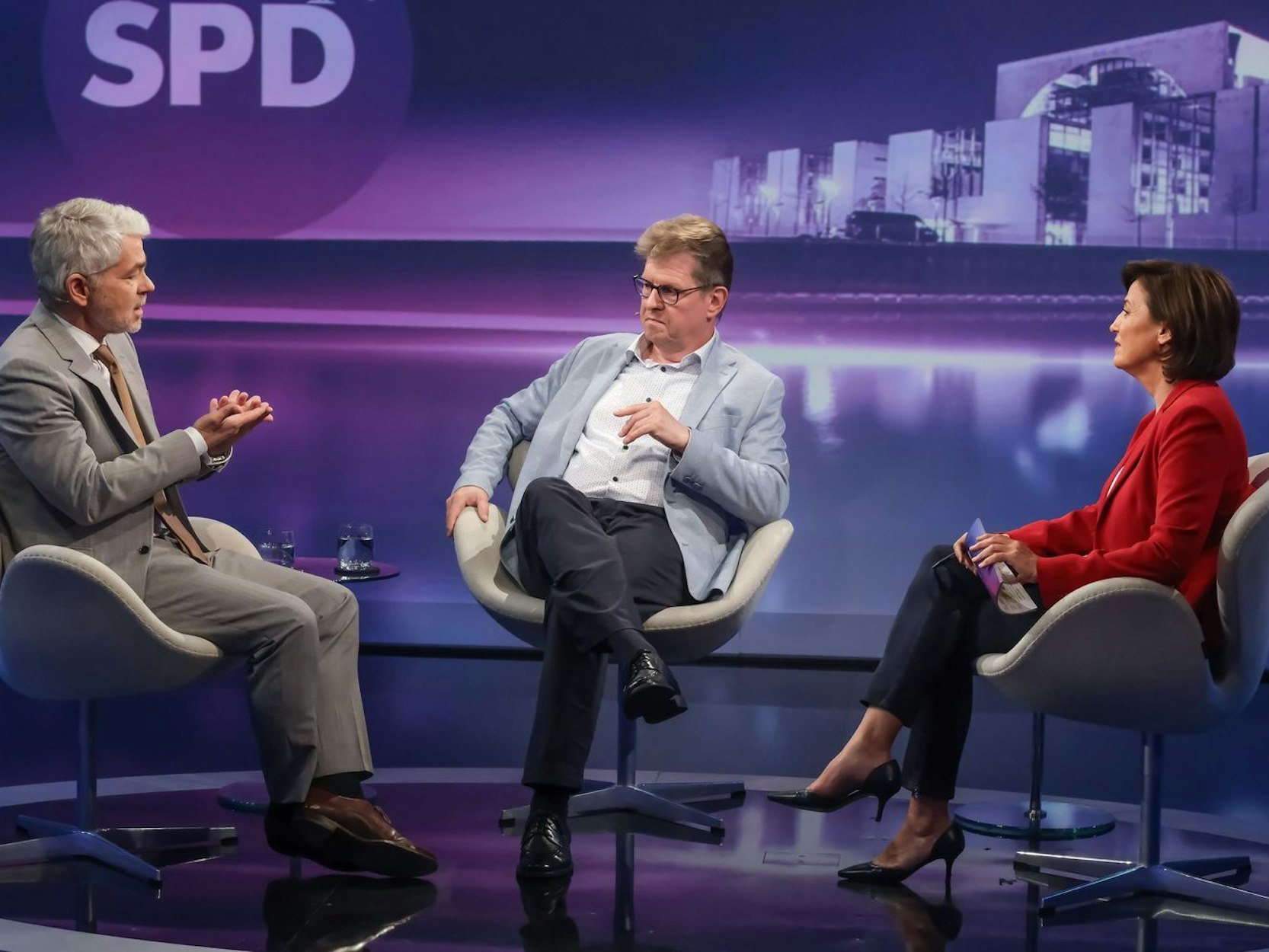 Bei Sandra Maischberger stritten Militärexperte Carlo Masala und SPD-Politiker Ralf Stegner über dessen Friedens-“Manifest“. (Bild: WDR / Oliver Ziebe)