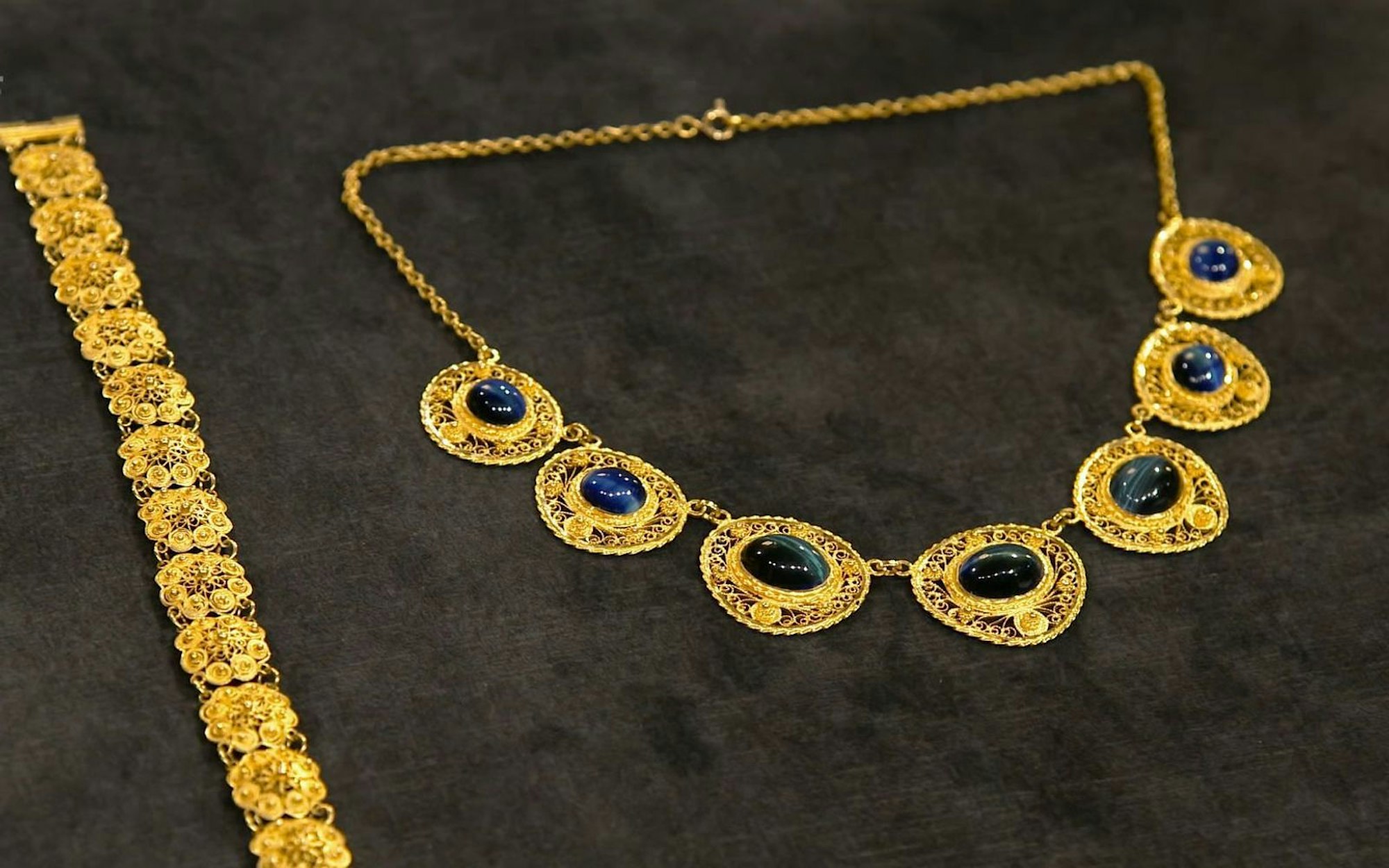 800 Euro zahlte Händler Friedrich Häusser für das Collier sowie das Armband aus 900-er Gold mit Falkenaugen-Steinen. (Bild: ZDF)