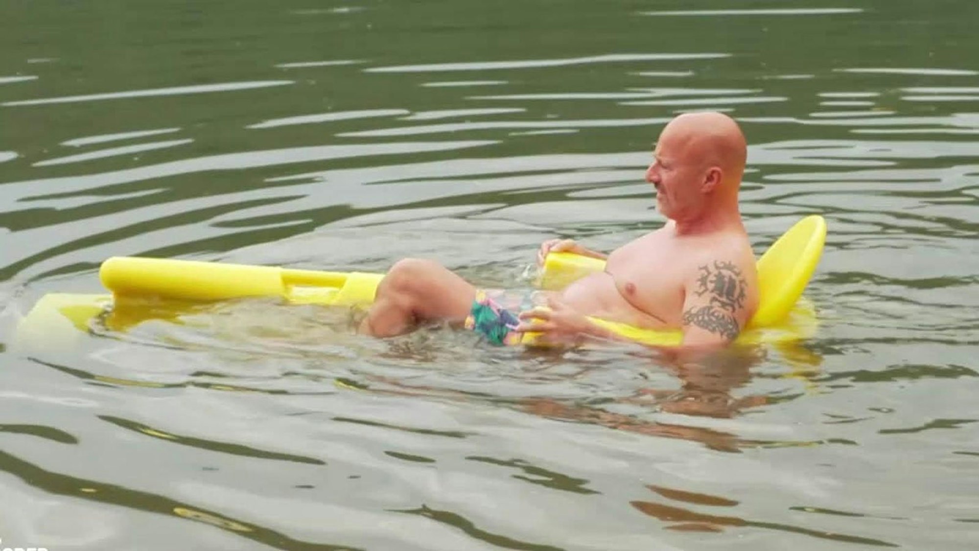 Anfangs bereitet der „Subalo“ Detlef Steves Spaß, dann Schmerzen. (Bild: RTL)