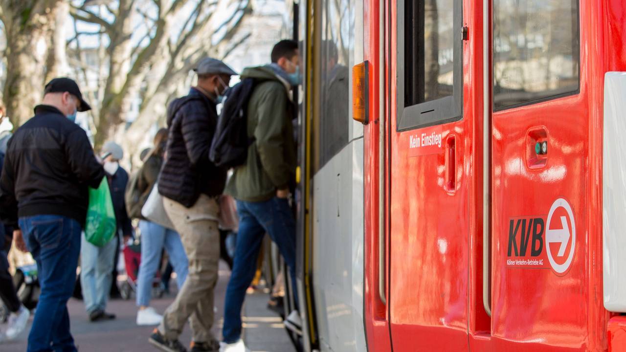 Fahrgäste steigen in eine Straßenbahn.