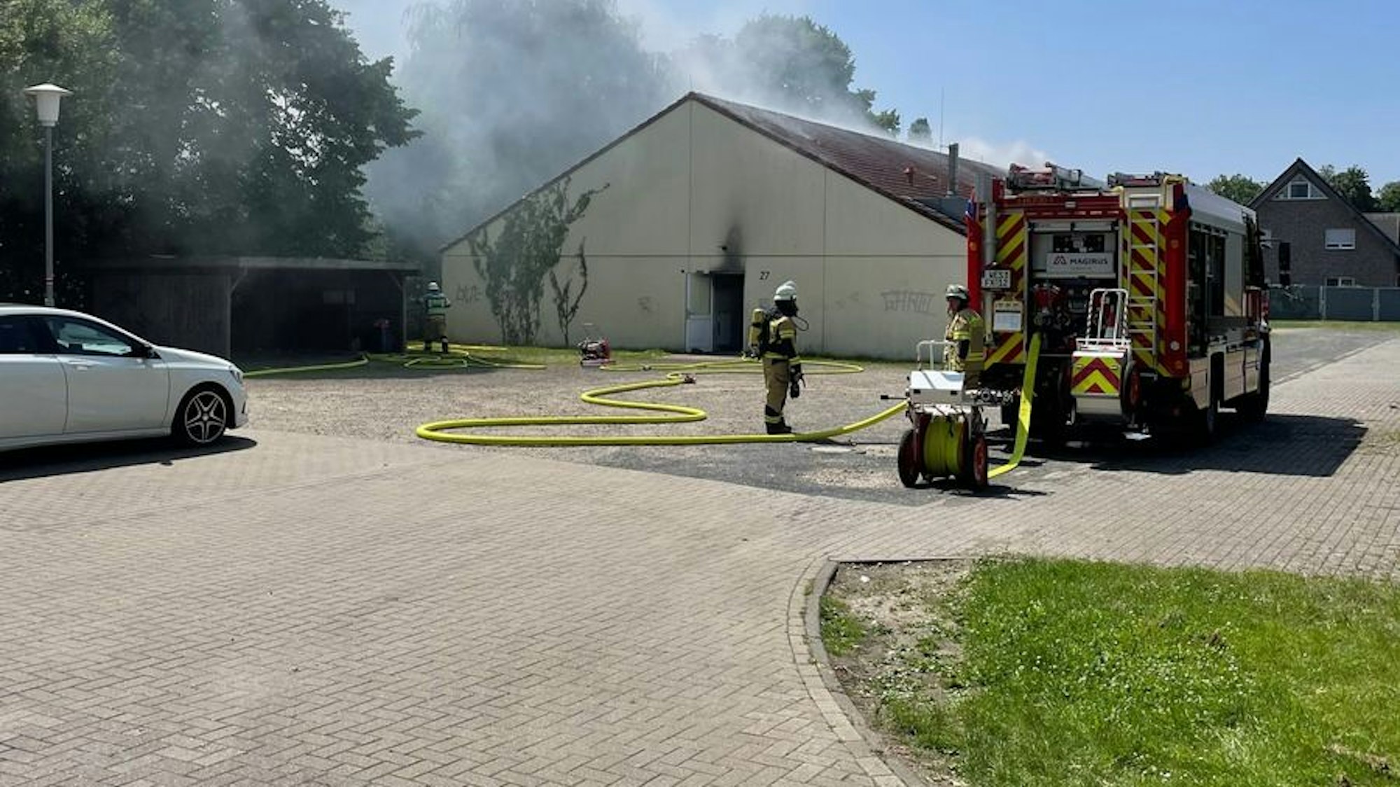 FW Xanten: Brand in Asylunterkunft in Xanten - keine Verletzten, Gebäude unbewohnbar