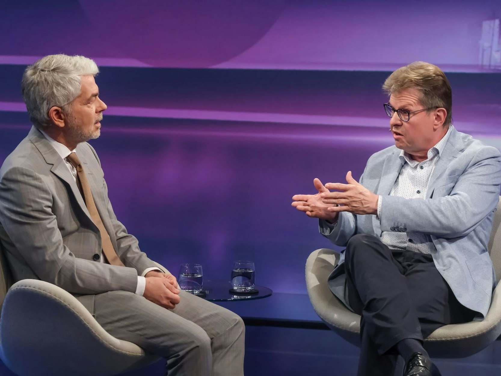 „Man muss mit den Feinden reden“, sagte Ralf Stegner bei Maischberger. „Es wird beständig geredet“, konterte Carlo Masala. (Bild: WDR / Oliver Ziebe)
