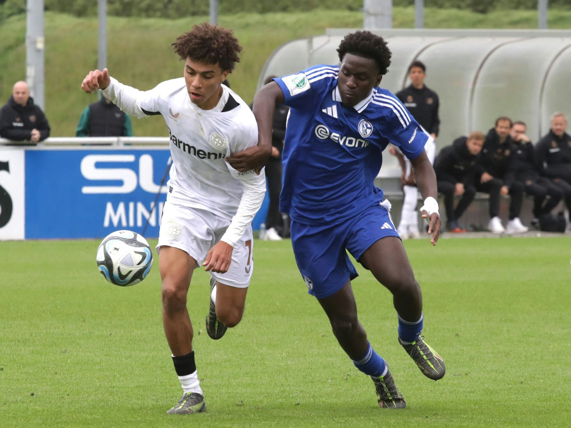 Osman Turay im Trikot des Schalke 04 gegen Bayer Leverkusen.