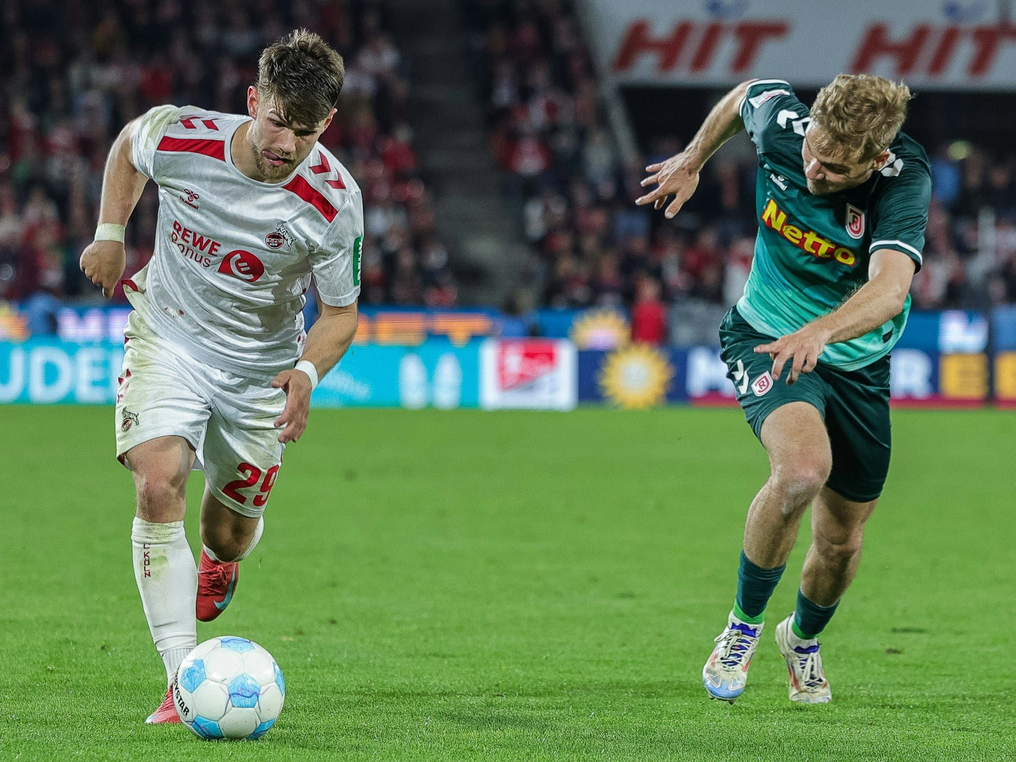 Jan Thielmann führt den Ball, Tim Handwerker läuft neben ihm her.