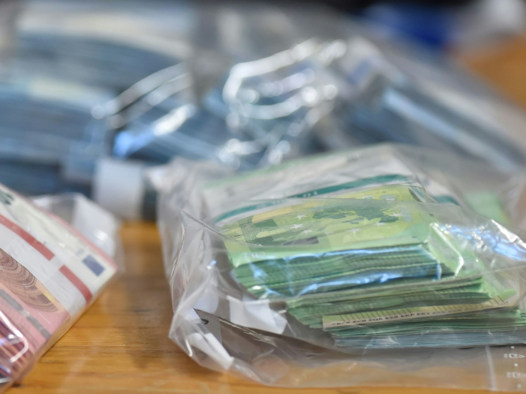 Eine größere Menge Bargeld, eingewickelt in Plastik.