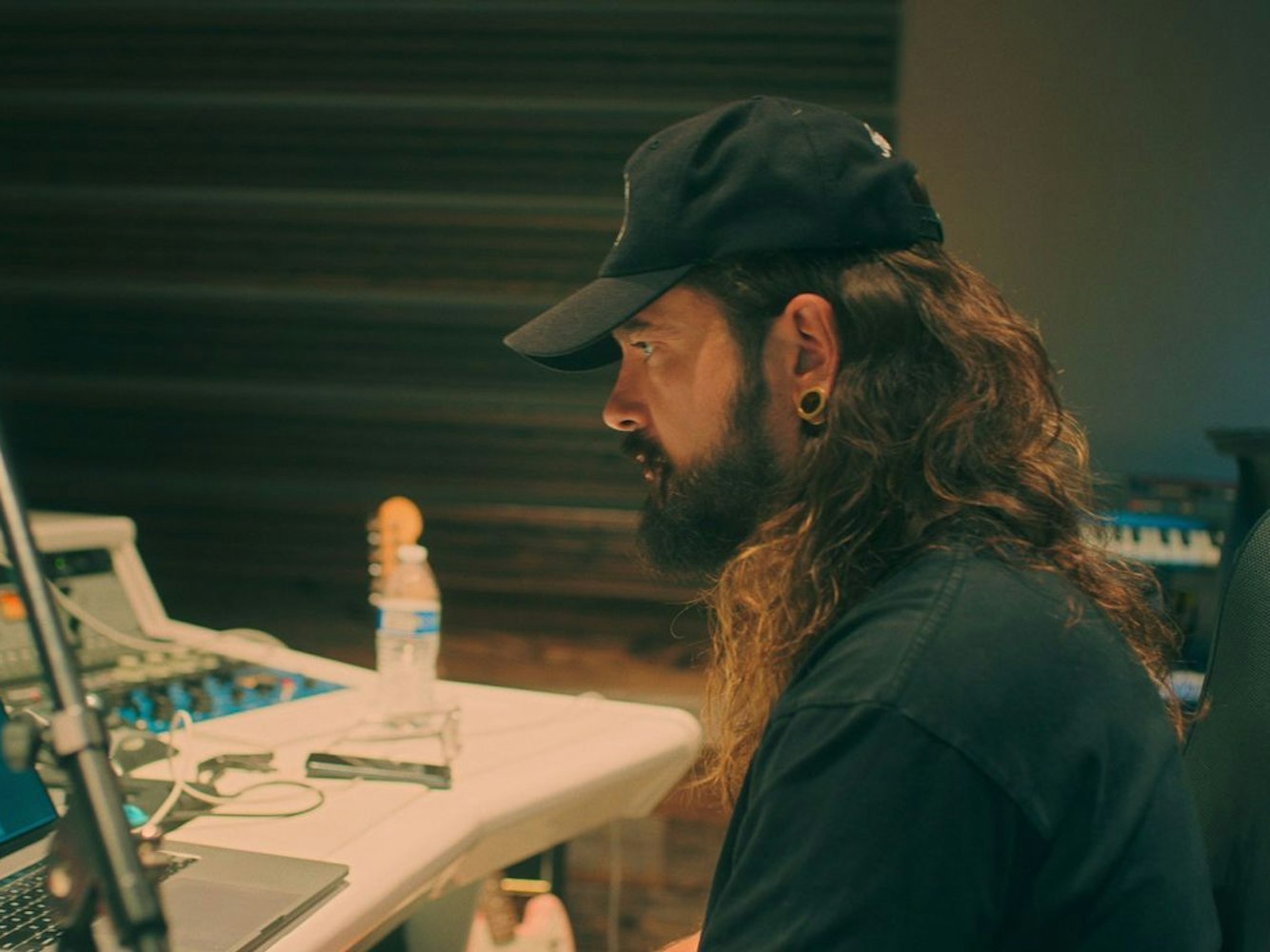 Tom Kaulitz verbringt jede freie Minute im Tonstudio. (Bild: Netflix)