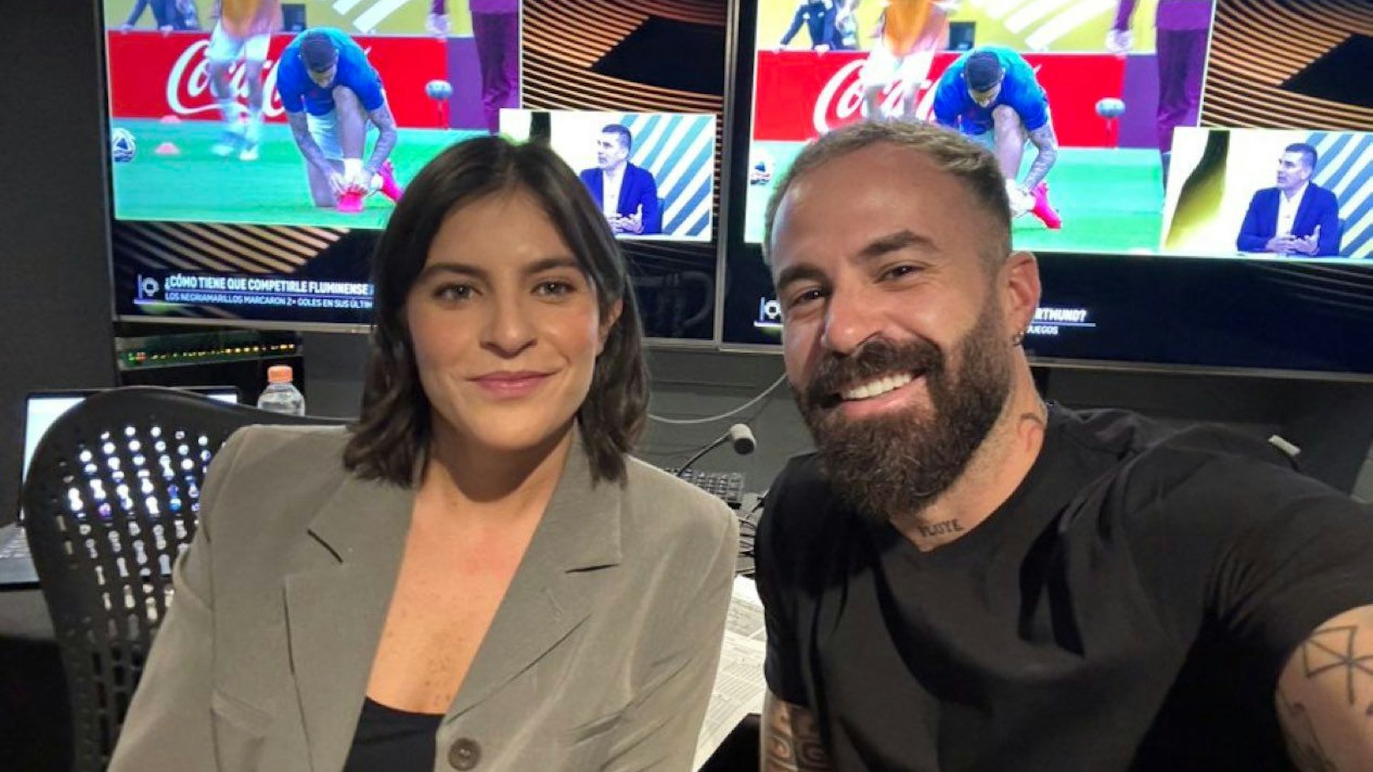 Kommentatorin Lola del Carril und Experte Marc Crosas vor der Übertragung zum BVB-Spiel bei der Klub-WM auf DAZN