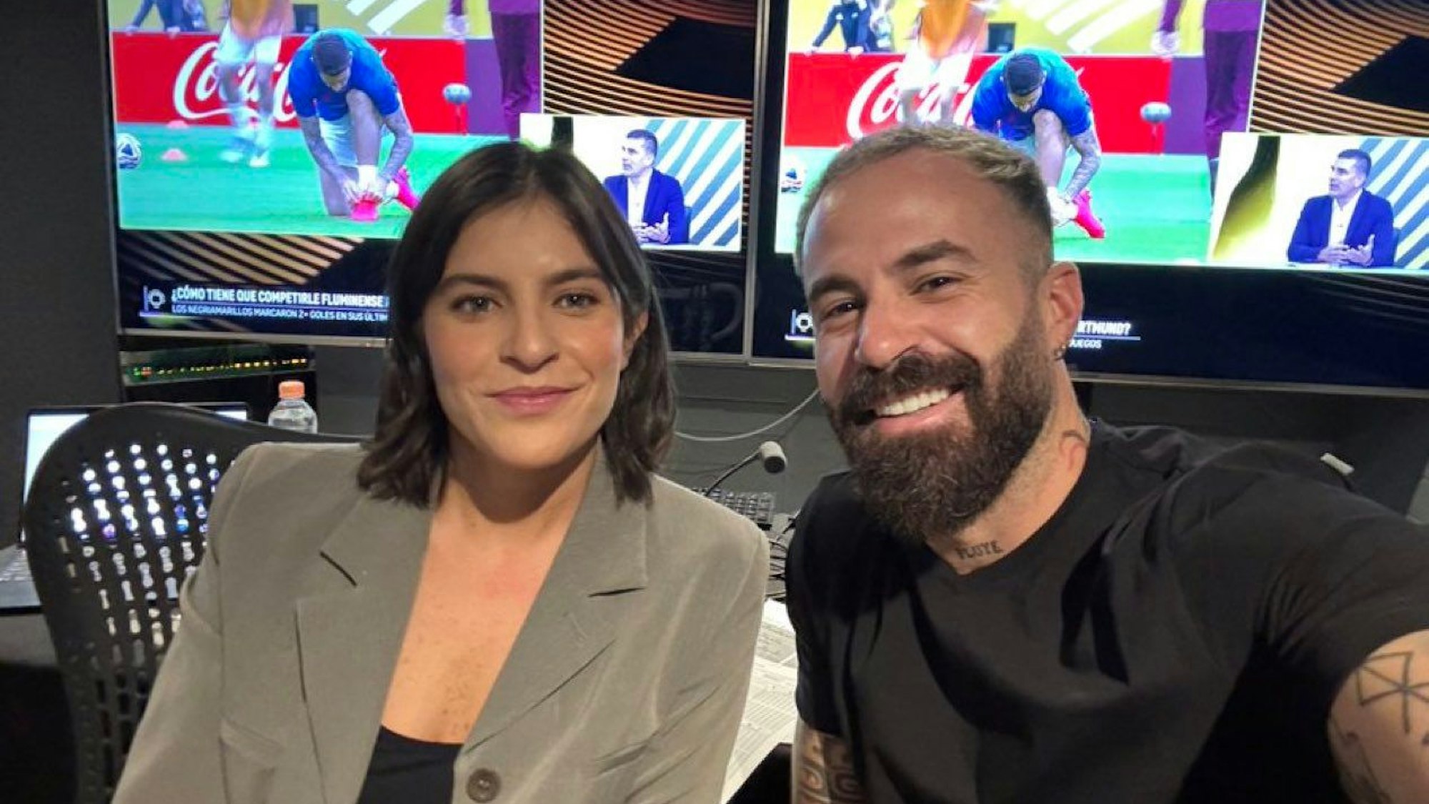 Kommentatorin Lola del Carril und Experte Marc Crosas vor der Übertragung zum BVB-Spiel bei der Klub-WM auf DAZN