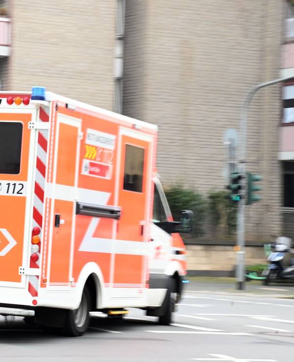 Ein Rettungswagen der Feuerwehr bei einem Einsatz in Köln (Symbolfoto)