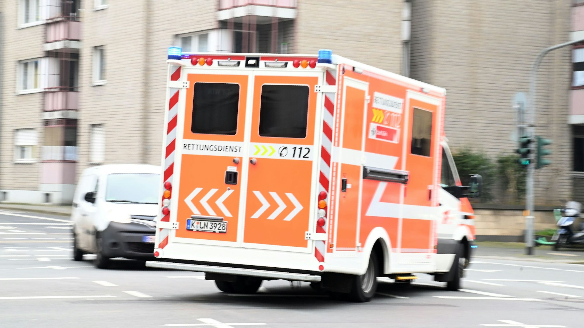Ein Rettungswagen der Feuerwehr bei einem Einsatz in Köln (Symbolfoto)