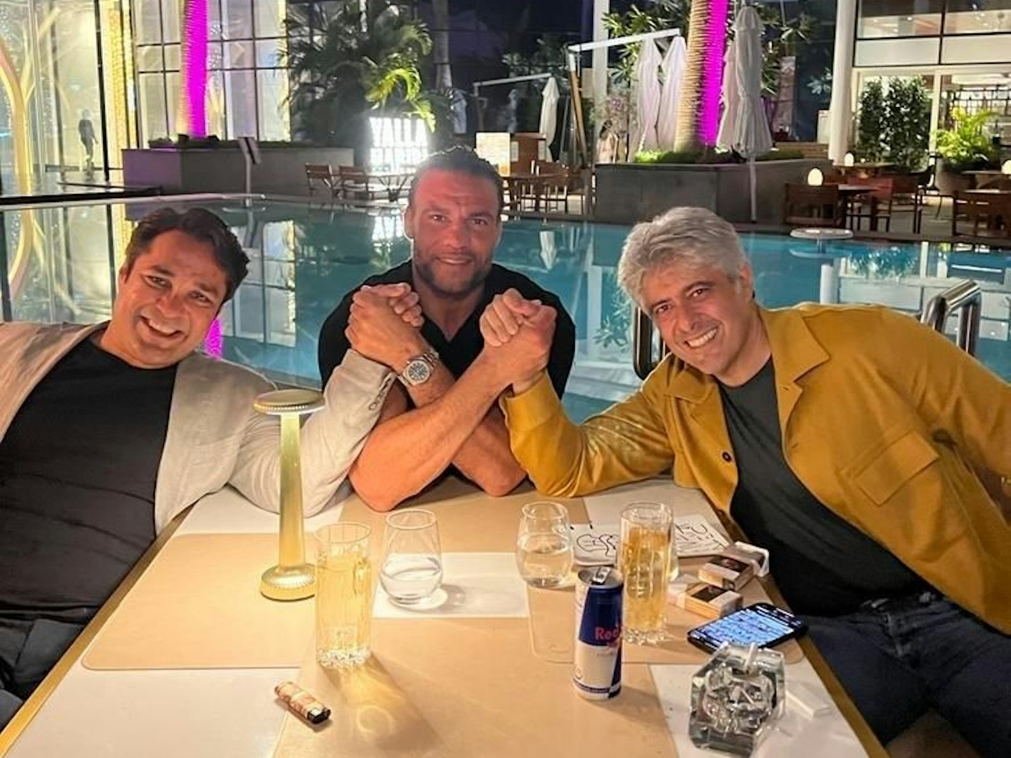 Der Kölner Boxer Mahmoud Charr mit den Bossen seines Sponsors FIVE, Aloki Batra und Kabir Mulchanda