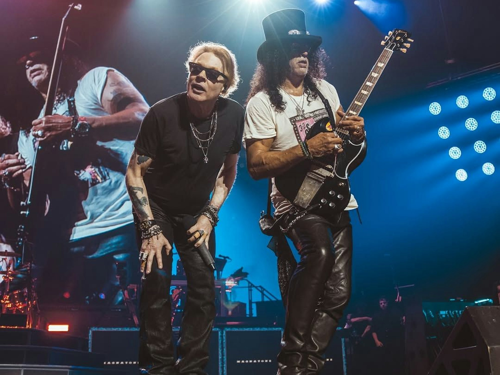 Axl Rose steht mit Slash auf der Bühne.