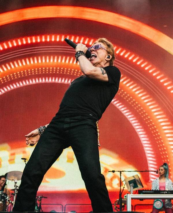 Axl Rose singt mit Guns N' Roses auf der Bühne.