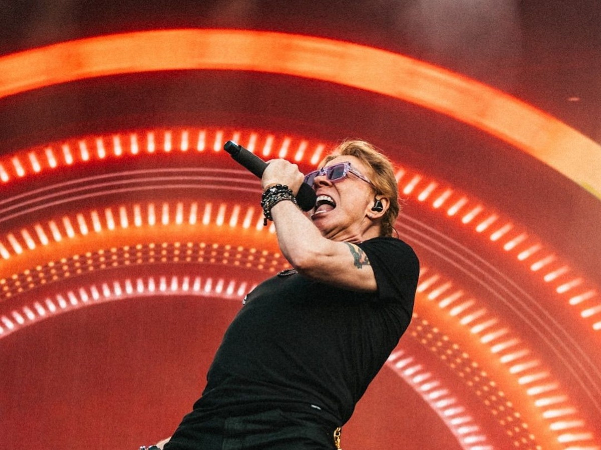 Axl Rose singt mit Guns N' Roses auf der Bühne.