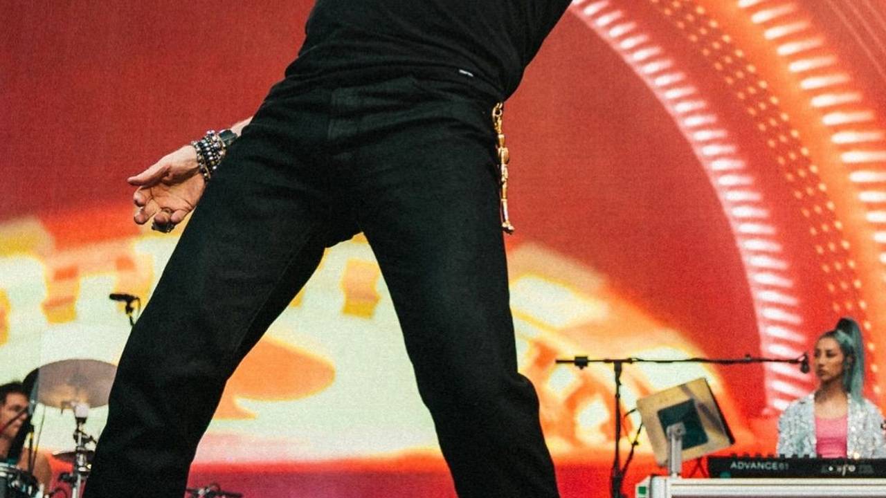 Axl Rose singt mit Guns N' Roses auf der Bühne.