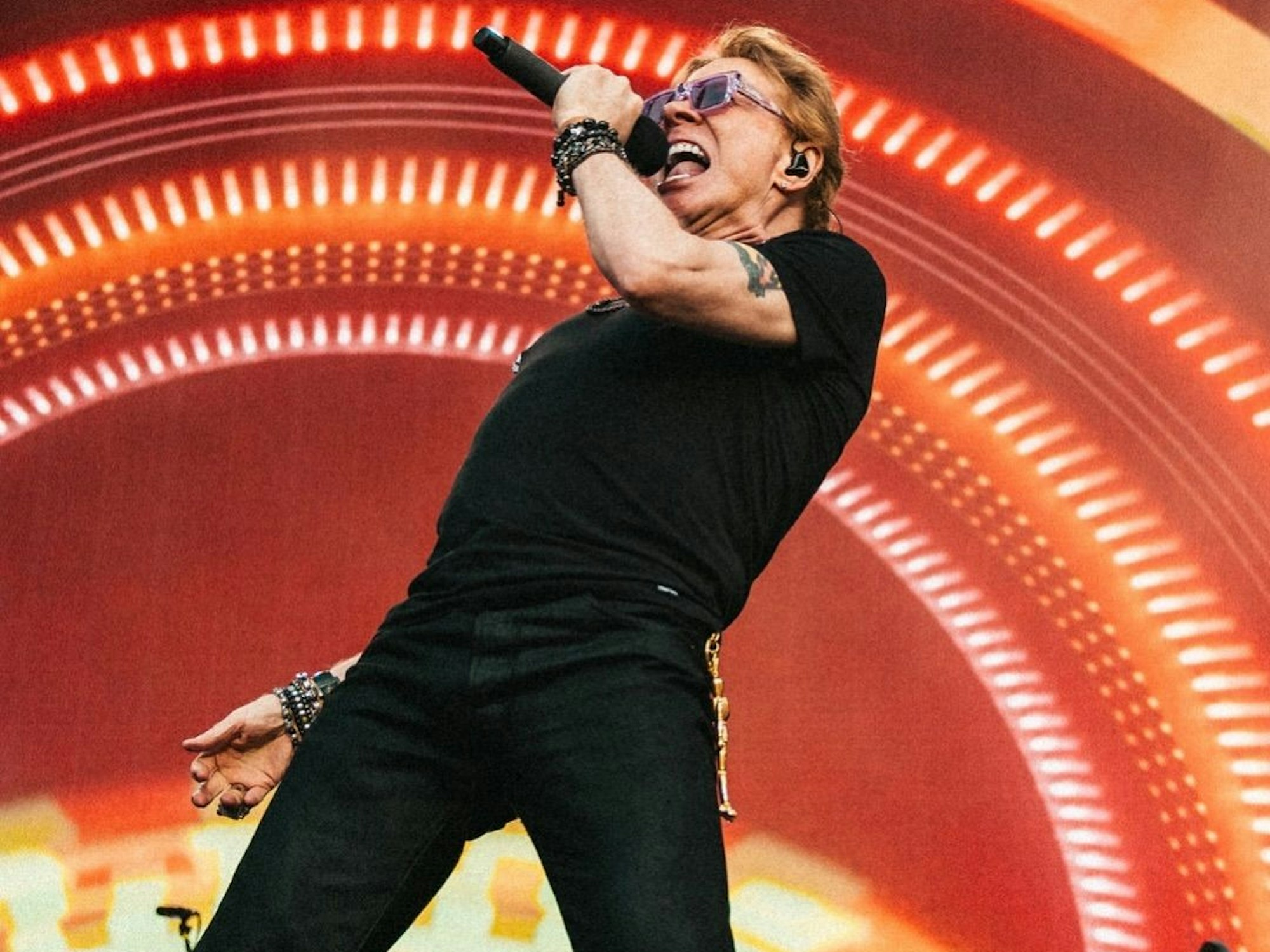 Axl Rose singt mit Guns N' Roses auf der Bühne.