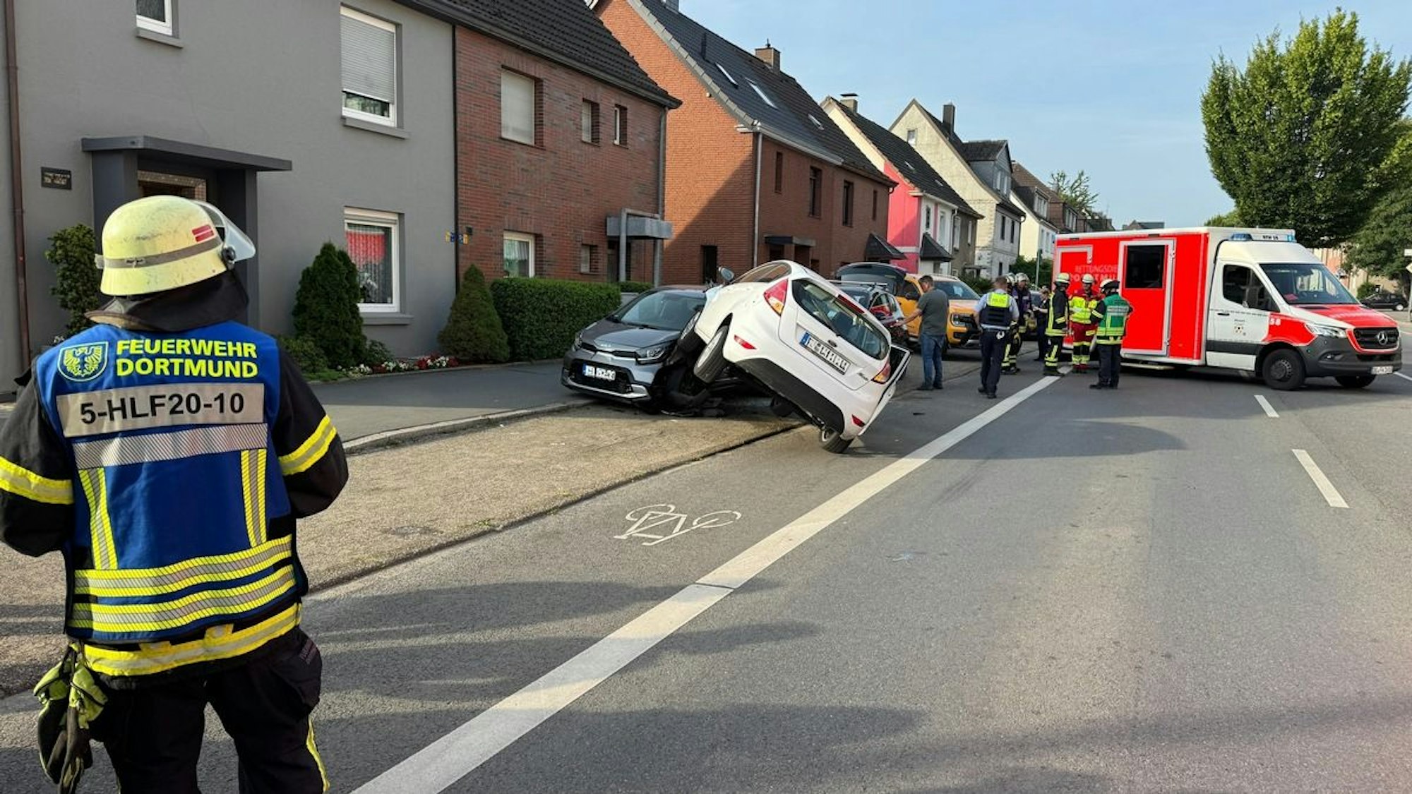 Ein Fahrzeug geriet in Dortmund-Bövinghausen in den Gegenverkehr und stieß gegen ein geparktes Auto, wobei es schräg auf dem Fahrzeug hängen blieb