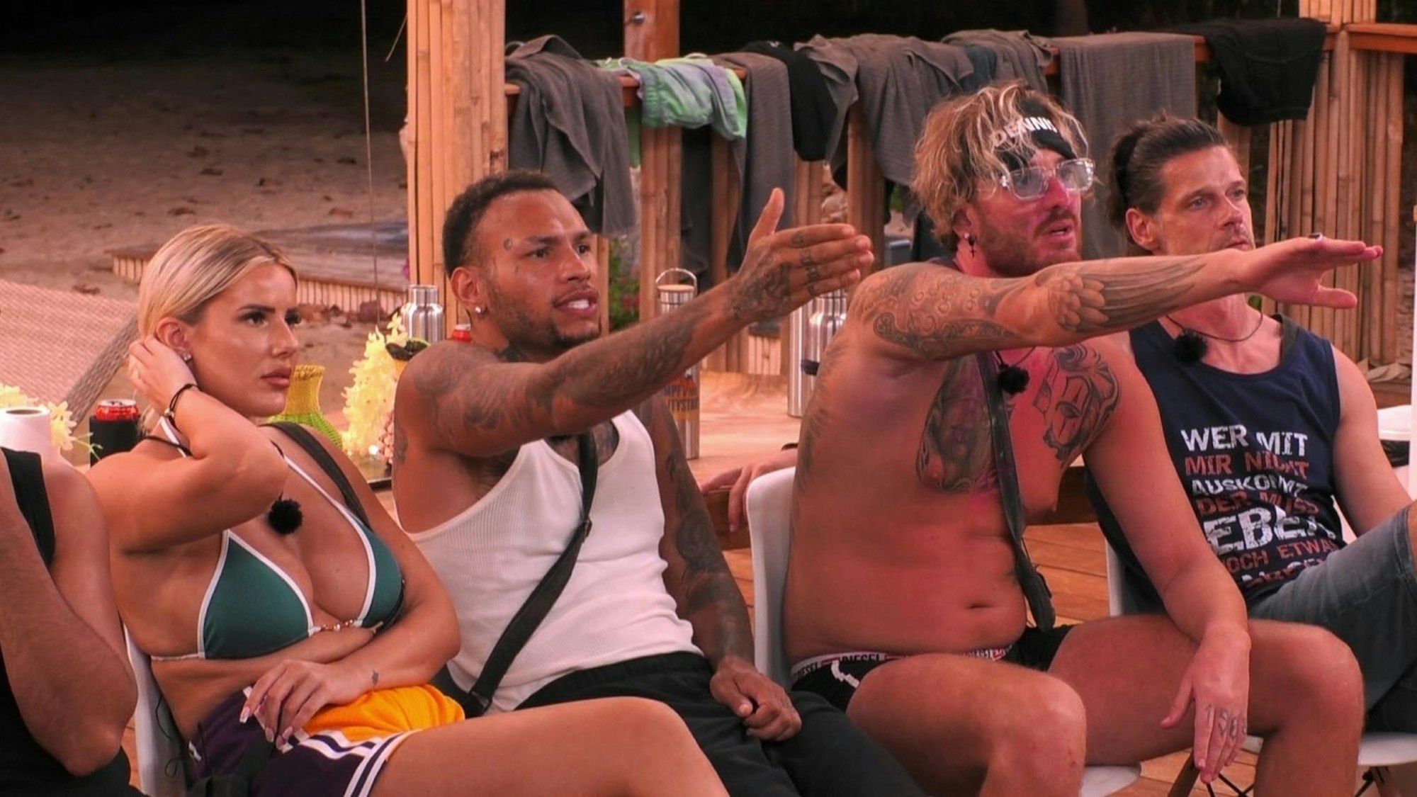 „Alter, ischwör!“ Bei „Kampf der Realitystars“ (RTLZWEI) diskutierten Laura Blond, Jona Steinig, Dennis Lodi und Stephen Dürr (von links) nicht nur an der „Wand der Wahrheit“ leidenschaftlich mit Hand und Fuß. (Bild: RTLZWEI)