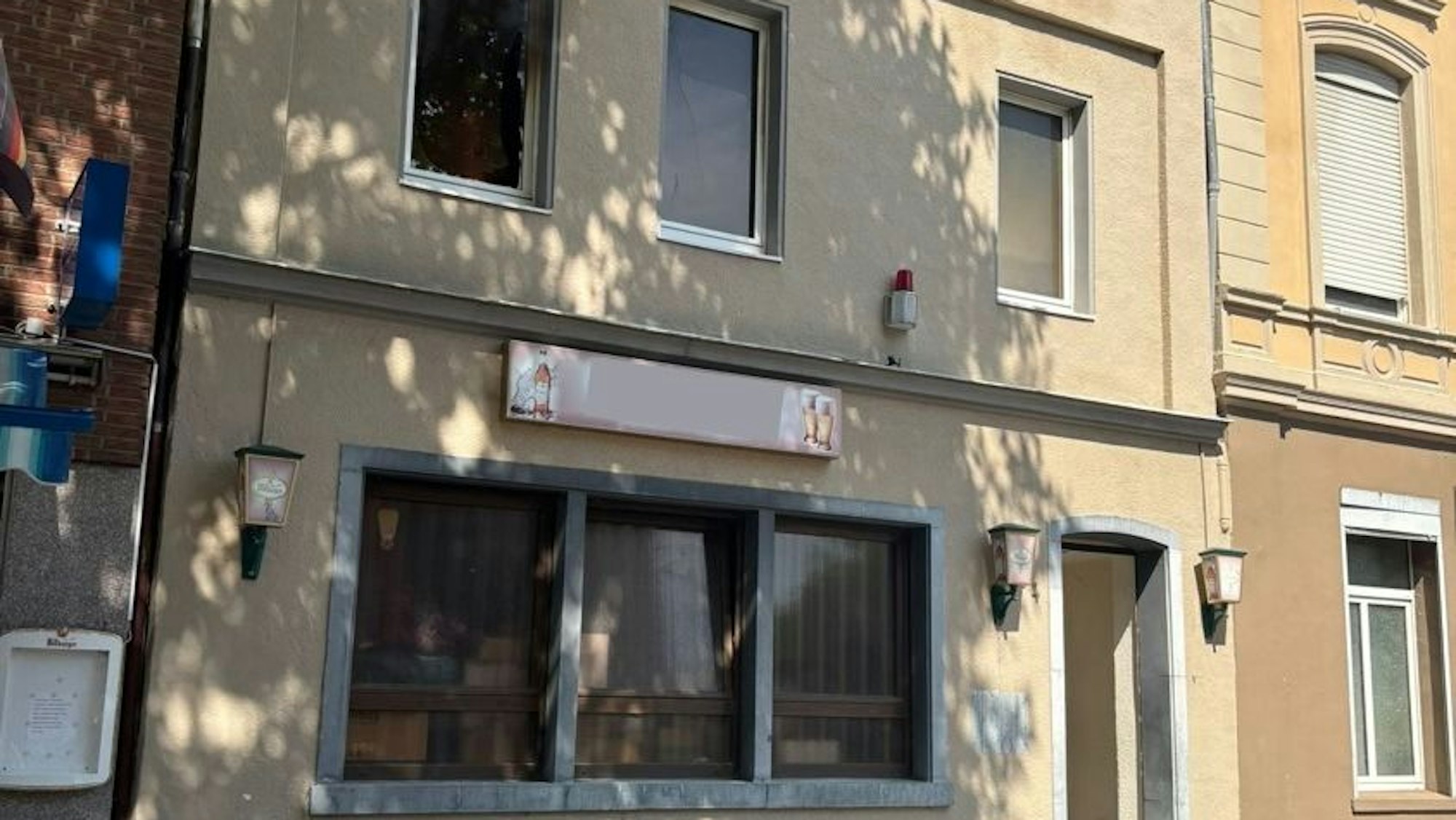 Die Feuerwehr Düren wurde zu einem Zimmerbrand in einem Mehrfamilienhaus in Düren-Nord alarmiert.
