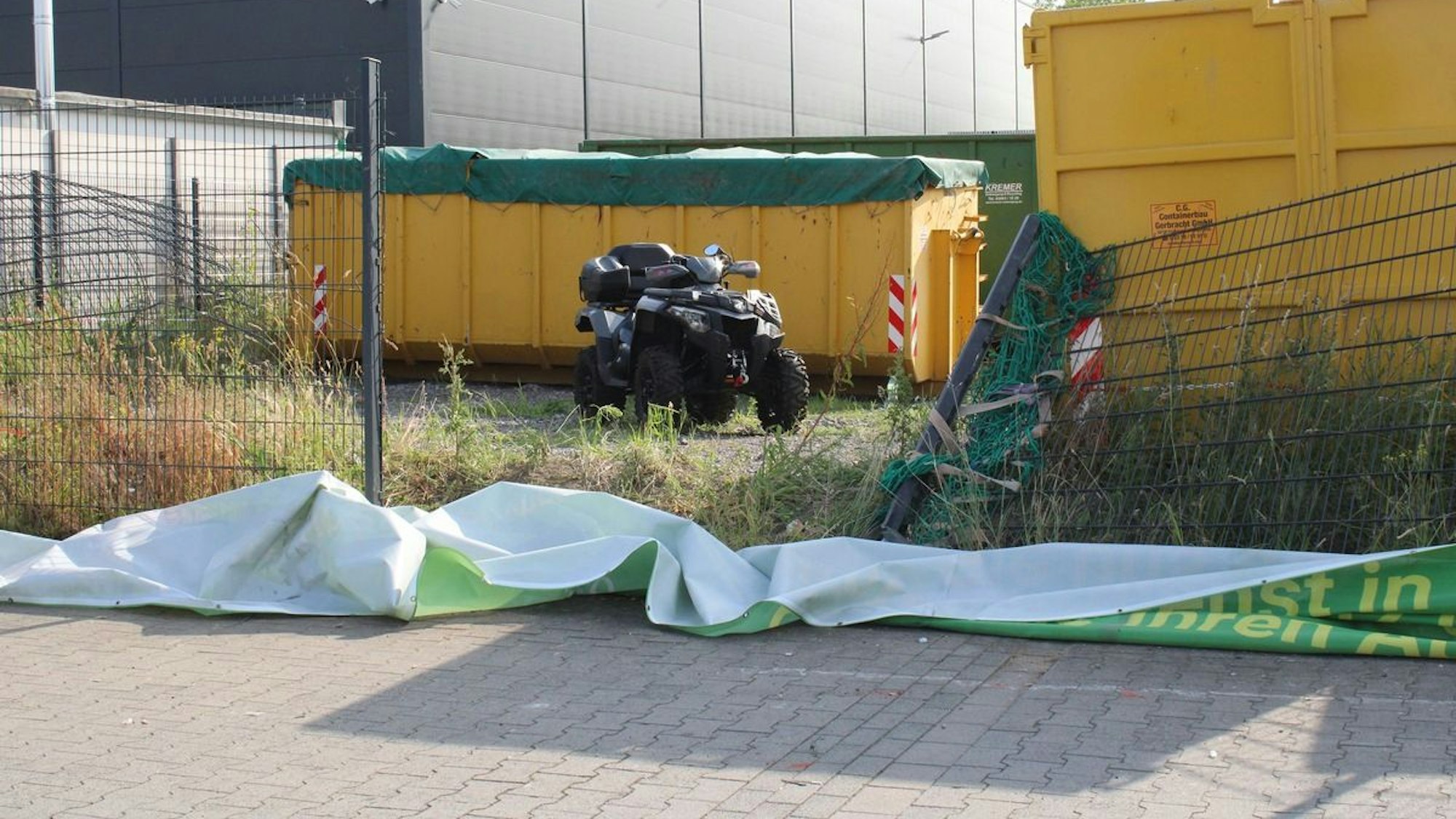Zwei Frauen haben sich bei einem Unfall mit einem Quad in Bulmke-Hüllen schwer verletzt.