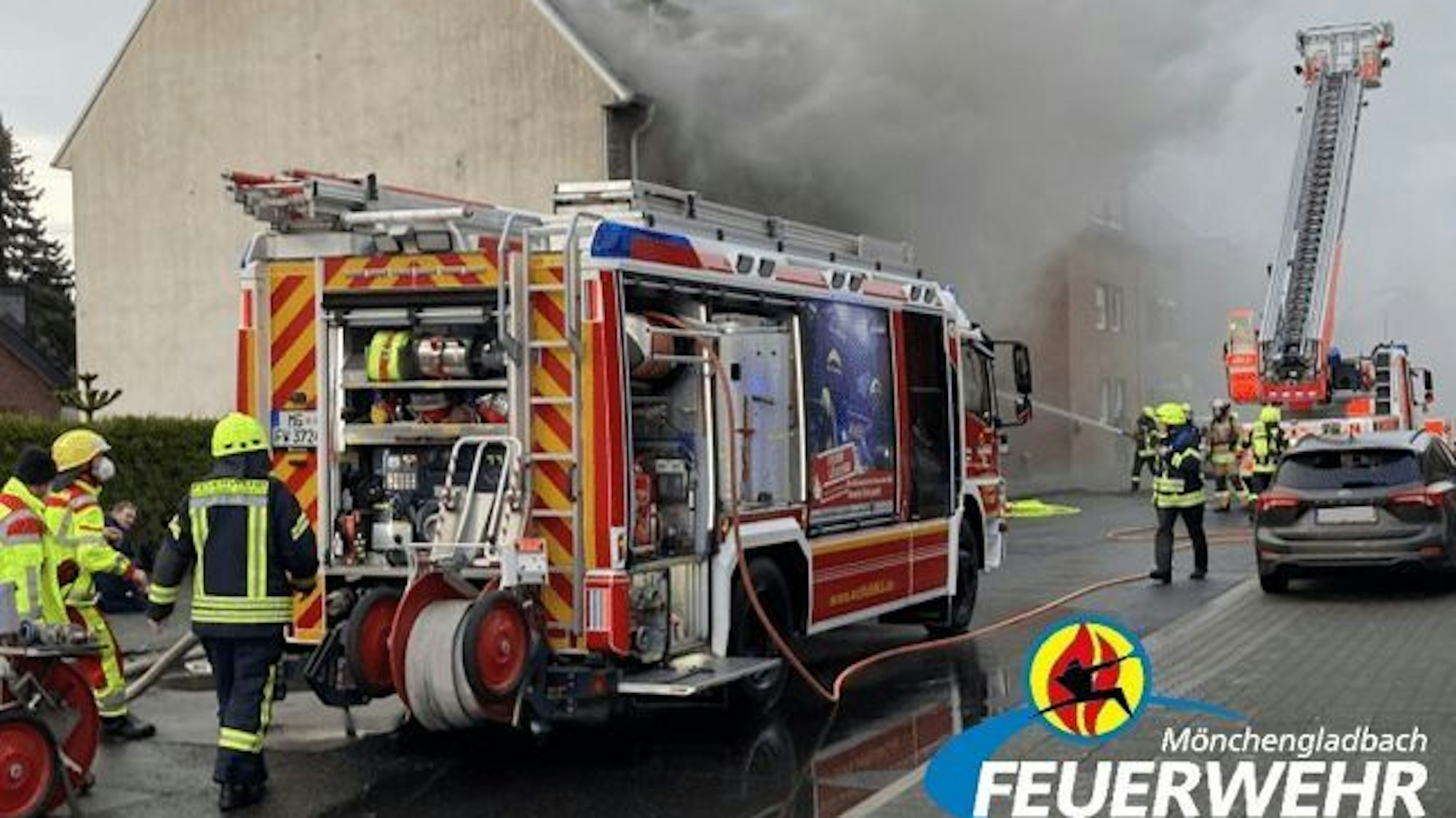 Einsatz der Feuerwehr Mönchengladbach bei einem Schwelbrand hinter einer Außenwandverkleidung in einem Einfamilienhaus