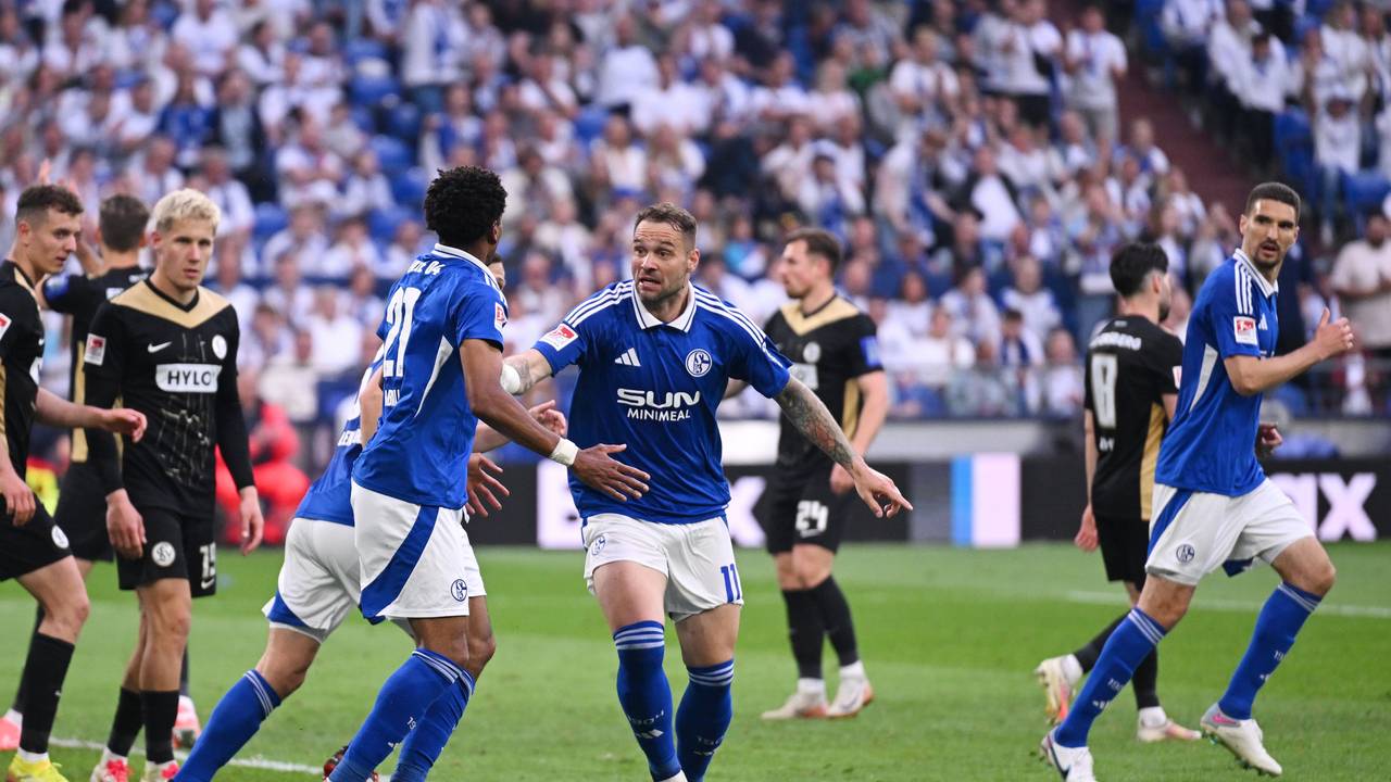 Schalkes Pierre-Michel Lasogga (M) spricht mit Yassin Ben Balla (3.v.l.) nach dessen Tor zum 1:2.